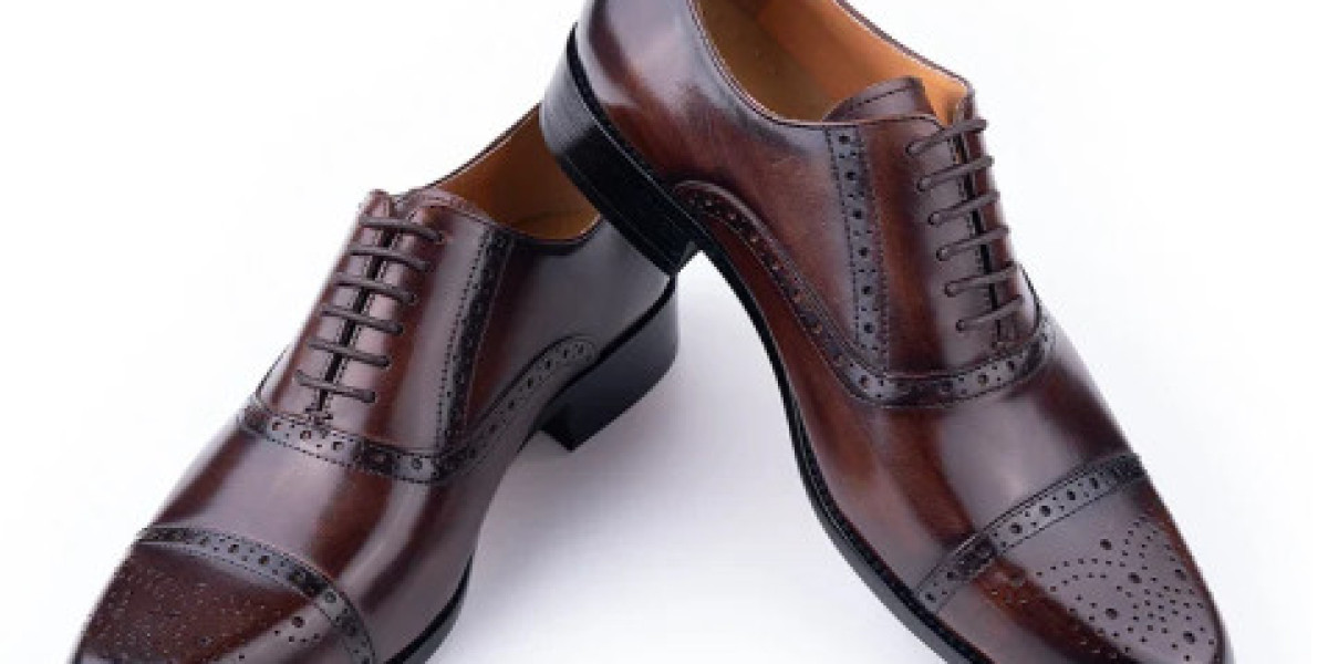 The Ultimate Guide to Men’s Dress Shoes: Exploring Oxford Shoes and Black Leather Shorts & Pants
